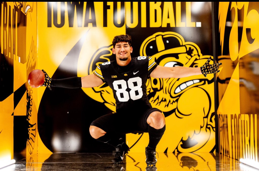 Top Ranked Iose Epenesa Commits to Iowa
