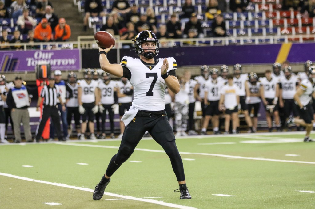 Top Uncommitted 2025 Quarterbacks in Iowa